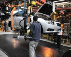 Com frias coletivas, GM interrompe toda produo de carros no Brasil