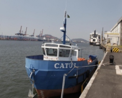 Embarcao com pane nos motores  resgatada aps ficar  deriva na altura de Guaruj