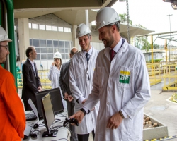 Prncipe da Noruega conhece projeto de robtica da Petrobras em parceria com Statoil