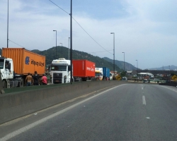 Protesto de caminhoneiros afeta entrada de Santos