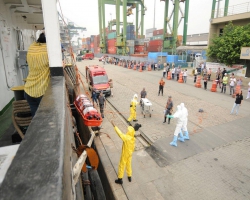 Praticagem realiza manobra para resgate de tripulante contaminado pelo ebola durante simulao